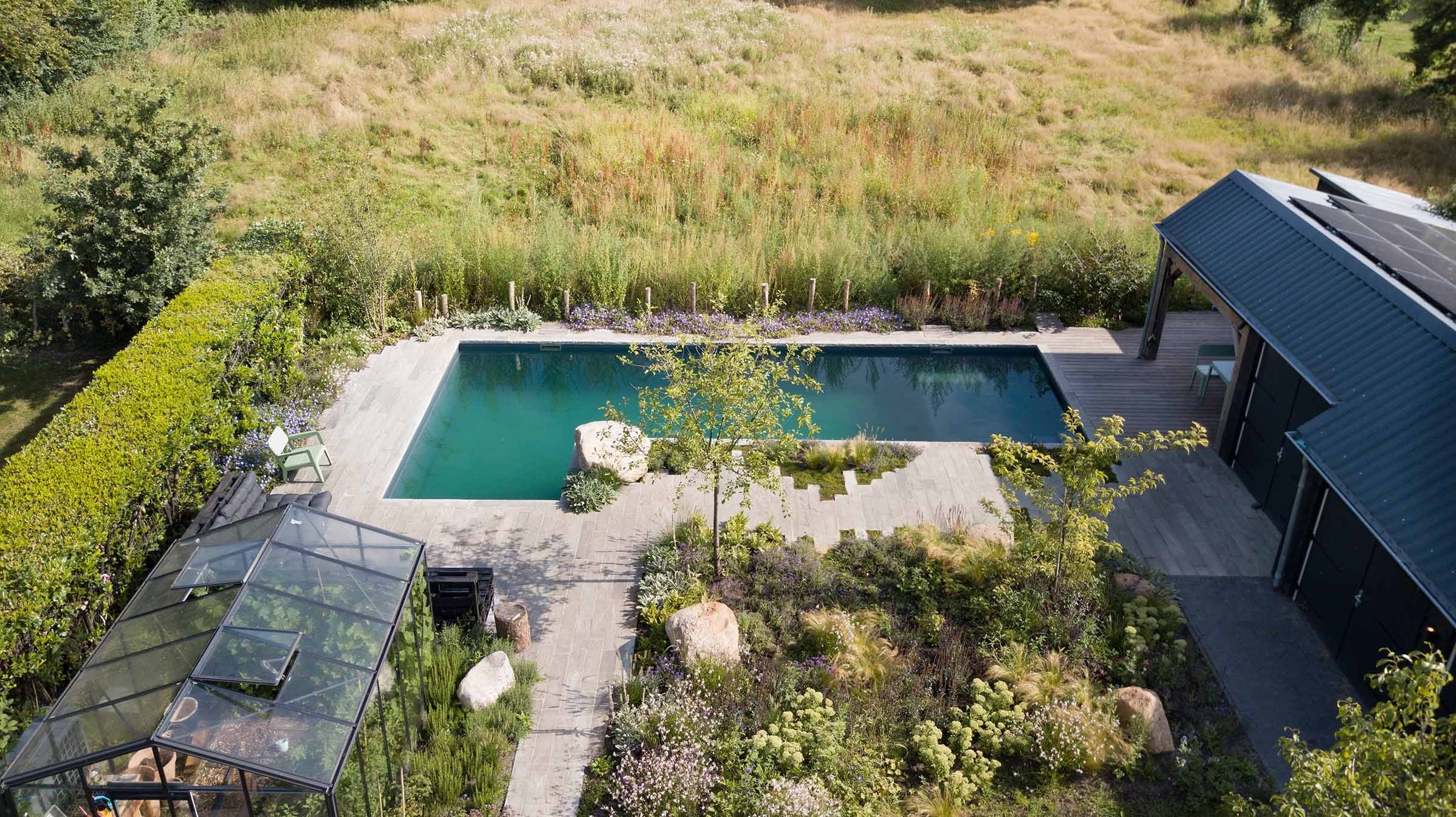 Natuurlijk zwembad en tuin gecombineerd en uitsluitend gebouwd met natuurlijke materialen